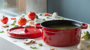 Döküm Tencerede Mercimek Çorbası Tarifi ve Yapılışı